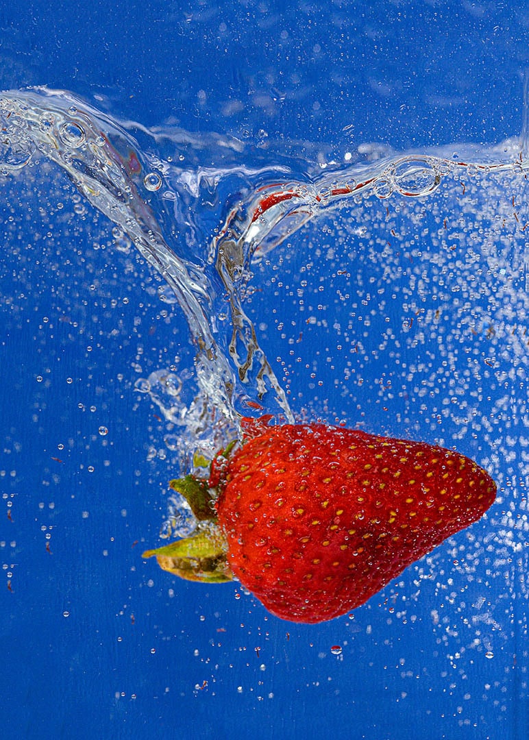 3B-Photographier-une-fraise-qui-plonge-dans-leau-nano
