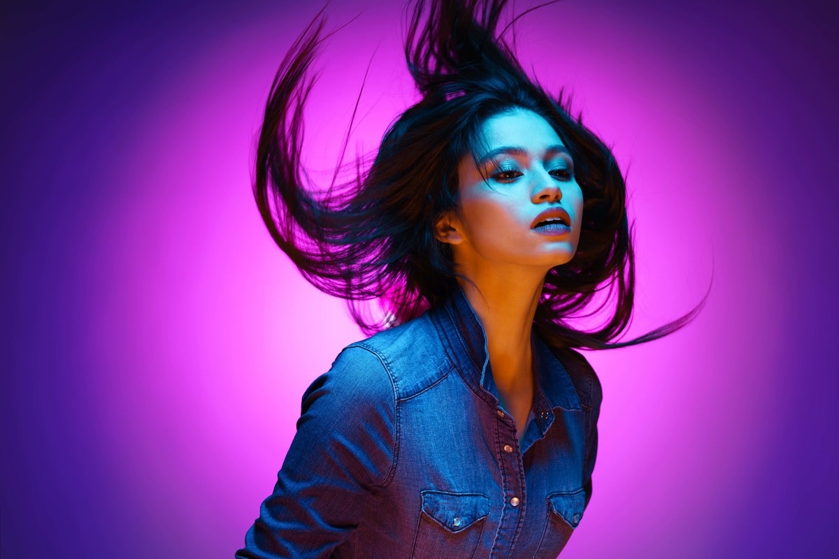 photo femme avec flash et gélatine de couleur
