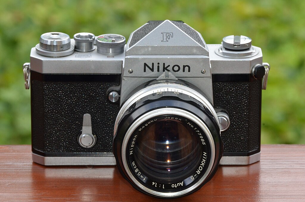 Nikon_F_SLR_camera_with_NIKKOR-S_Auto_14_f58cm