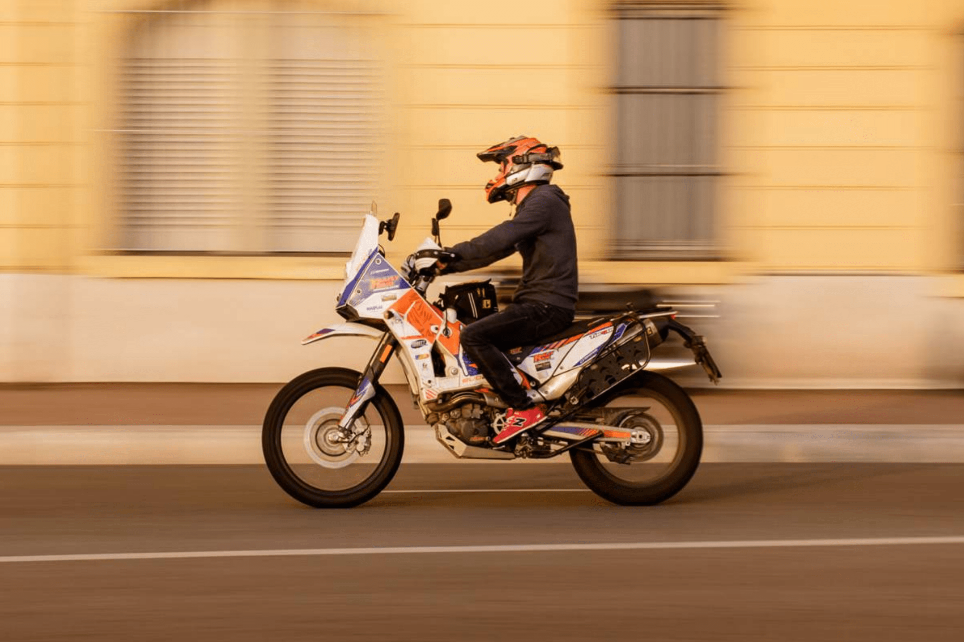 photo de moto en flou filé